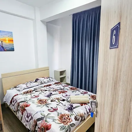 Downtown Rooms, 200m From Marina Проживание в семье
