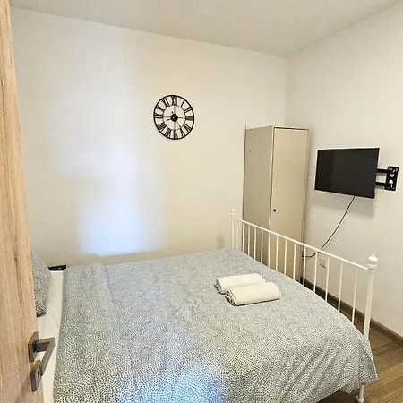 Downtown Rooms, 200m From Marina Ларнака