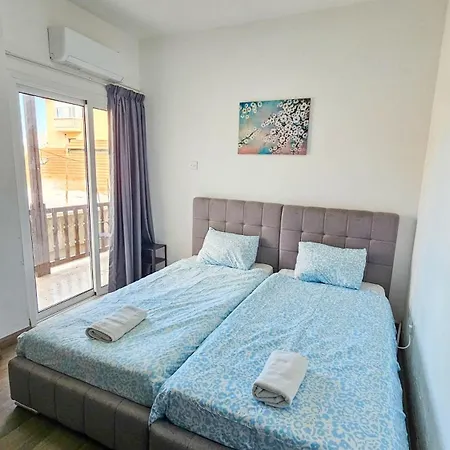 Проживание в семье Downtown Rooms, 200m From Marina