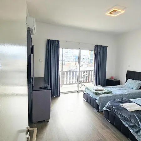 Проживание в семье Downtown Rooms, 200m From Marina
