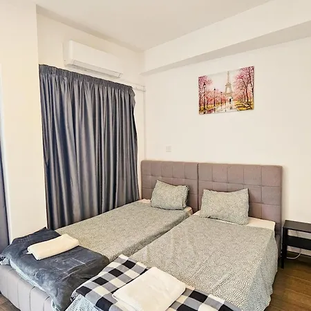 Проживание в семье Downtown Rooms, 200m From Marina Ларнака