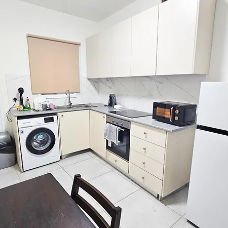Проживание в семье Downtown Rooms, 200m From Marina Ларнака