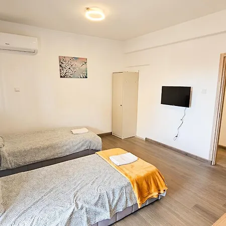 Проживание в семье Downtown Rooms, 200m From Marina