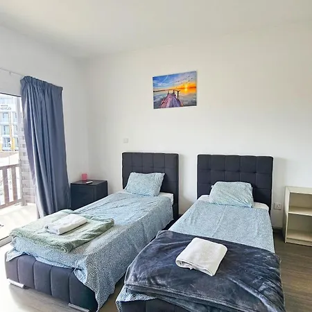 Downtown Rooms, 200m From Marina Homestay