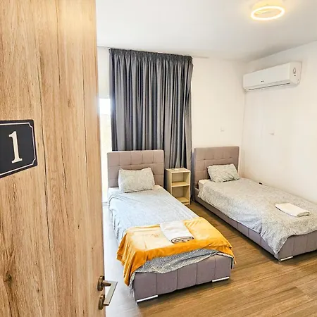 Downtown Rooms, 200m From Marina ホームステイ ラルナカ