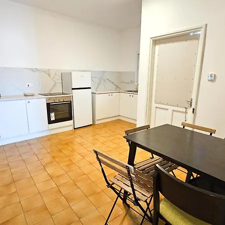 Downtown Rooms, 200m From Marina *